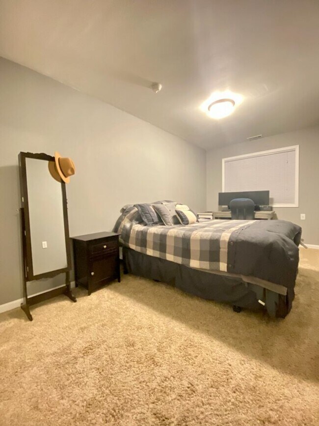 Building Photo - 401 E Peter Ln