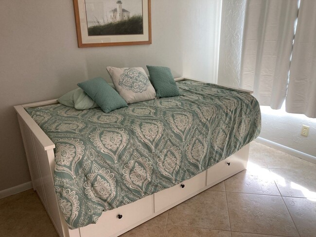 Building Photo - Furnished 2 Bedroom-2 Bath Condo in Estuar...