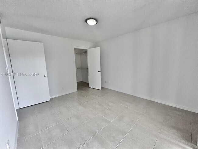 Building Photo - 540 S Park Rd