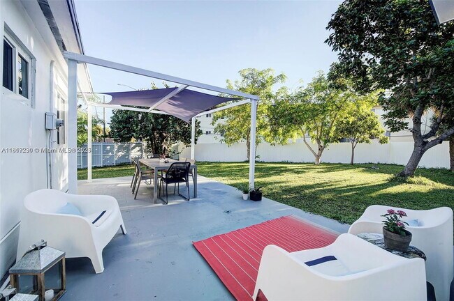 Building Photo - Northeast 169th Street, North Miami Beach, FL 33162 - 3 BR 2 BA single-family home