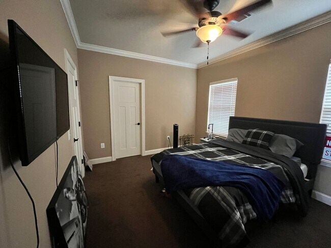 Building Photo - Parkview Condo- Unit H