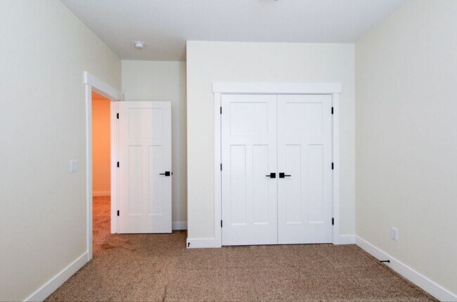 Building Photo - 2875 W Cody Dr