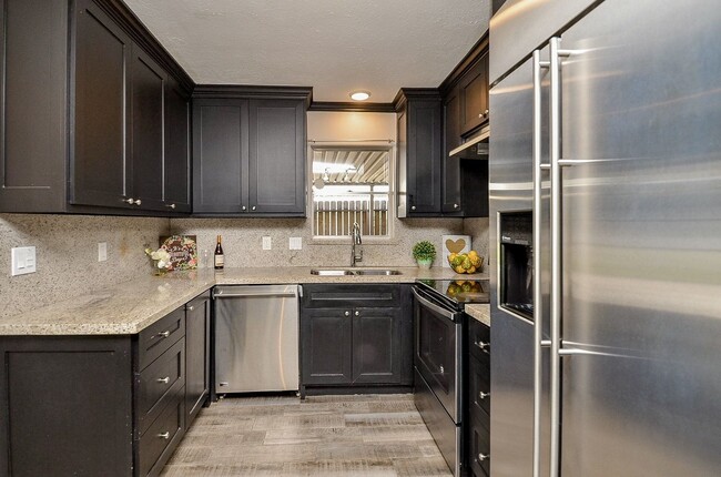 Building Photo - 9215 Sharpcrest St