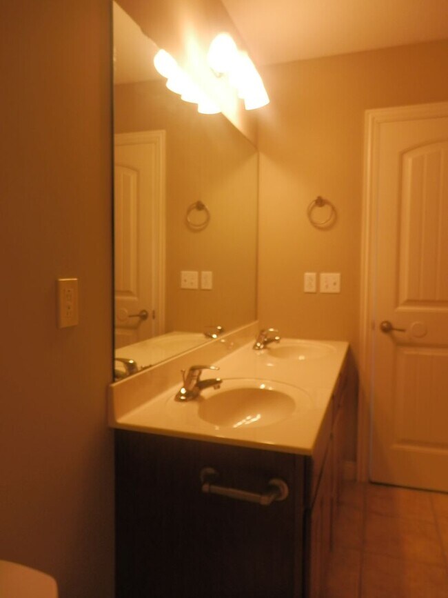 Building Photo - Nice 3 Bed 2 Bath House!