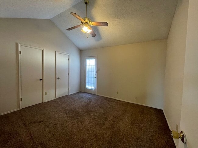Building Photo - 221 Meadow Ct
