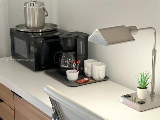 Building Photo - 2602 E Hallandale Beach Blvd