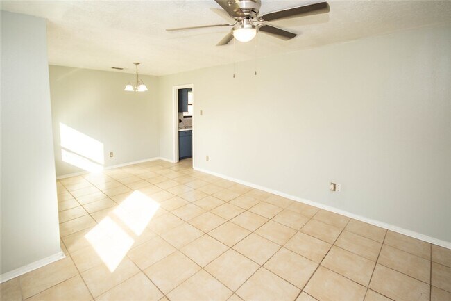 Building Photo - 10902 Mosscrest Dr