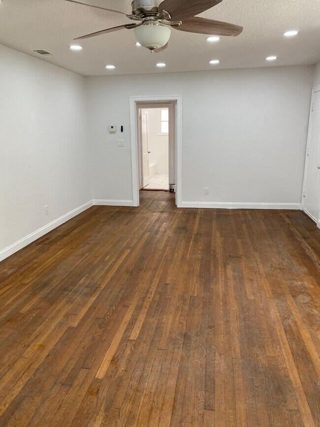 Building Photo - UT PRE LEASE: Charming 3 bed / 2 bath Hous...