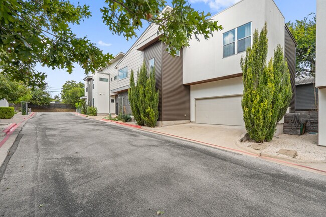 Building Photo - 2105 Goodrich Ave