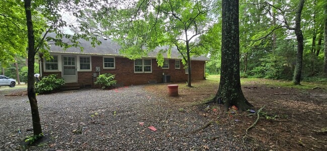 Building Photo - Nice private ranch in the woods