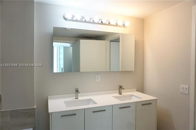 Building Photo - 1300 Brickell Bay Dr