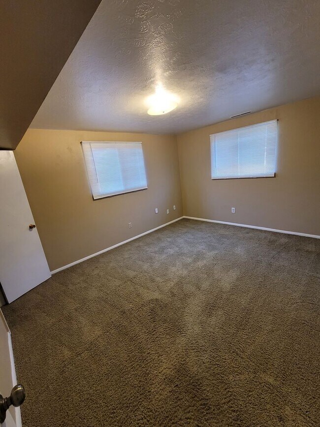 Building Photo - Great 5br/2ba House in NE Colorado Springs. Near UCCS