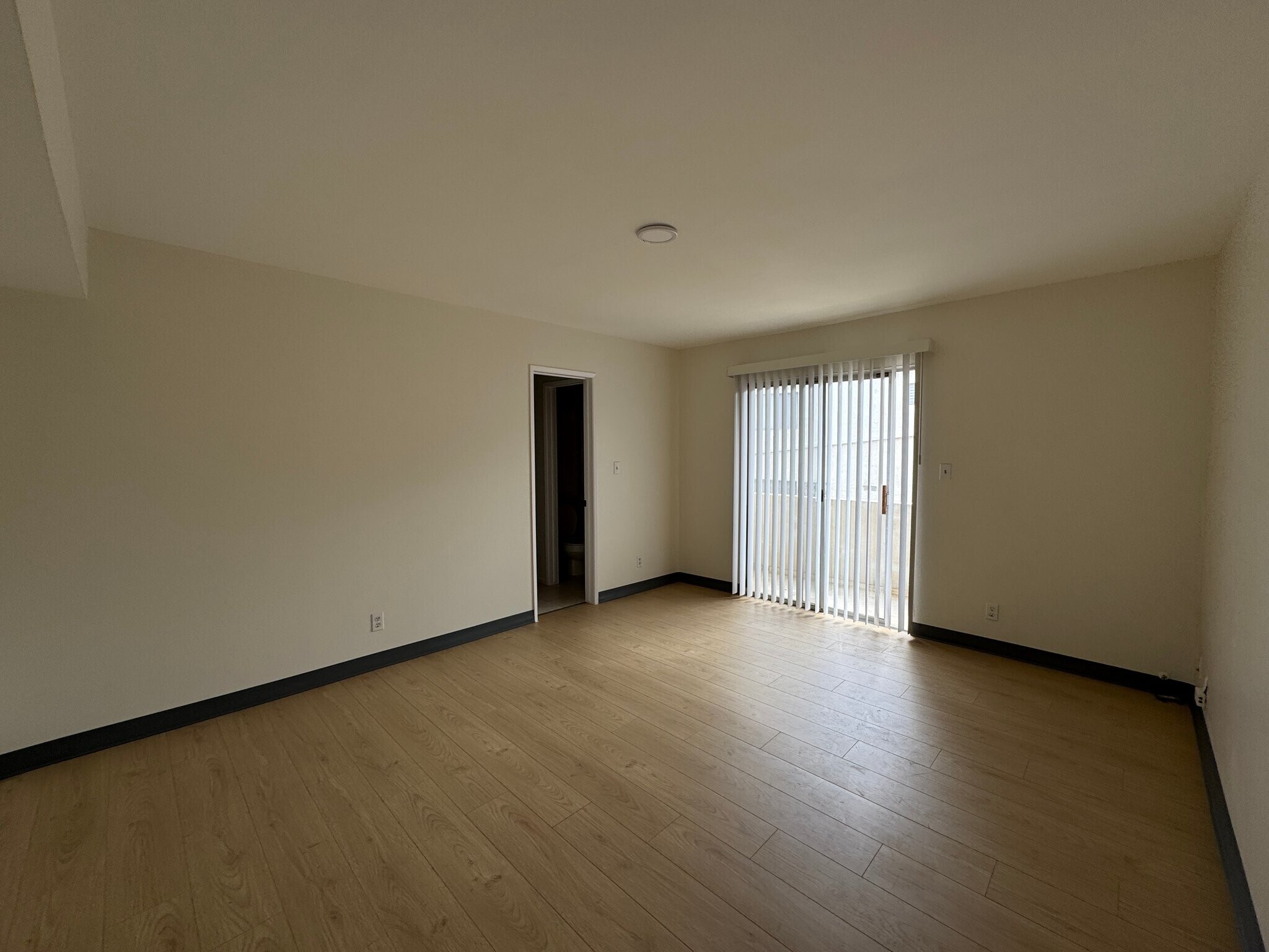 Building Photo - 5320 Zelzah Ave