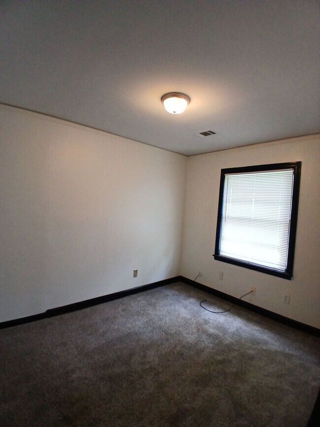 Building Photo - Beautiful 3 bedroom 1 bath home - Open To ...