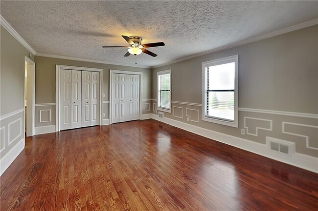 Building Photo - 3951 Kensington Dr