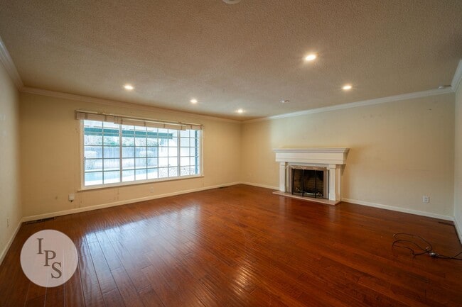 Building Photo - Fig Garden area Large Home, 4BR/3BA, Pool - Lots of Amenities!