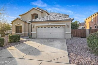 Building Photo - Beautiful 5 bedroom w/pool!