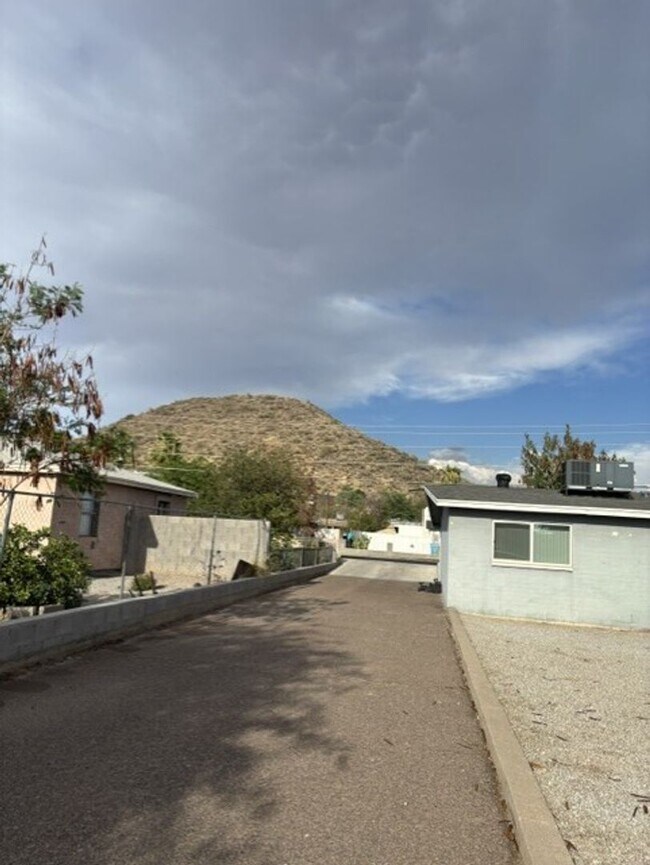 Building Photo - 10648 N 15th Ave