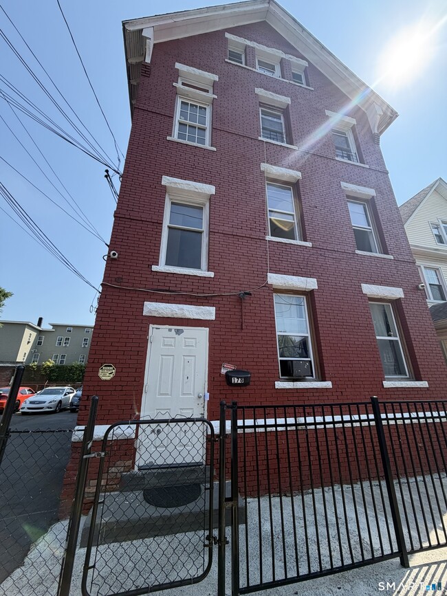 Building Photo - 178 Clarence St