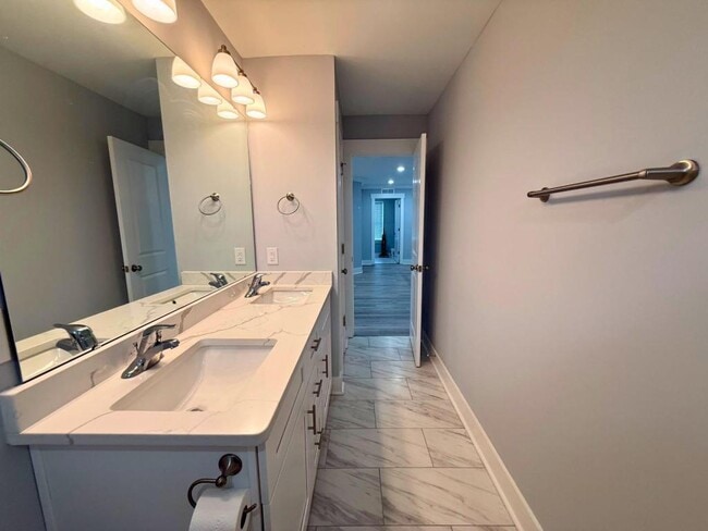 Building Photo - 6810 City View Dr