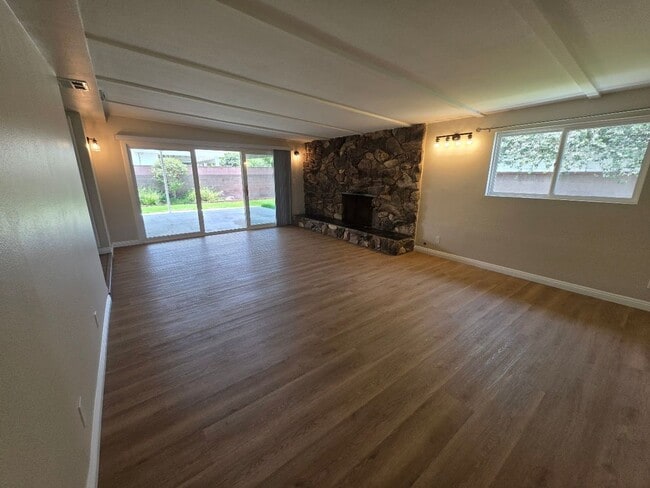 Building Photo - TURNKEY-RENT READY SPACIOUS 2BD/2BA HOME, 2-CAR GARAGE WITH AN AUTOMATIC ROLL-UP DOOR, LARGE COVE...