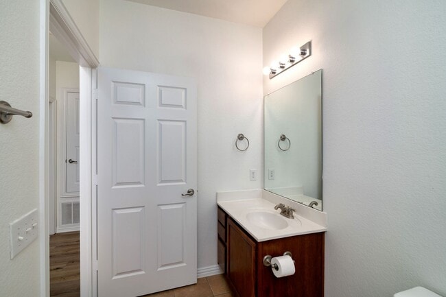 Building Photo - Townhome in Parker Estates!! READY for move in early June