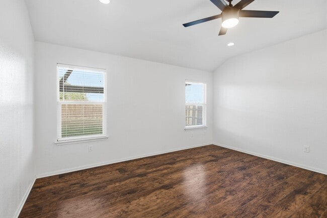 Building Photo - Four Bedroom Home in Manor