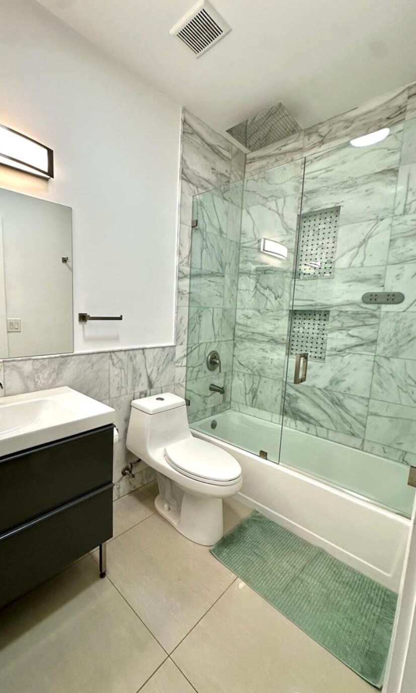 Building Photo - 14890 NE 10th Ave