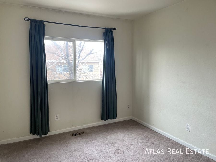 Building Photo - 843 Mockingbird St