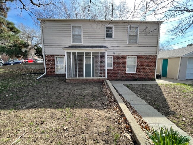Building Photo - Spacious 2Bdr, duplex Apt with Garage Half...