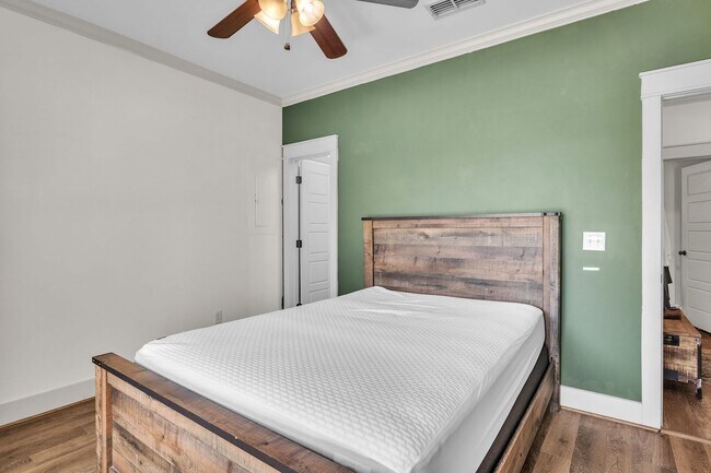 Building Photo - Large 3 Bedroom Townhome with All Appliances Included