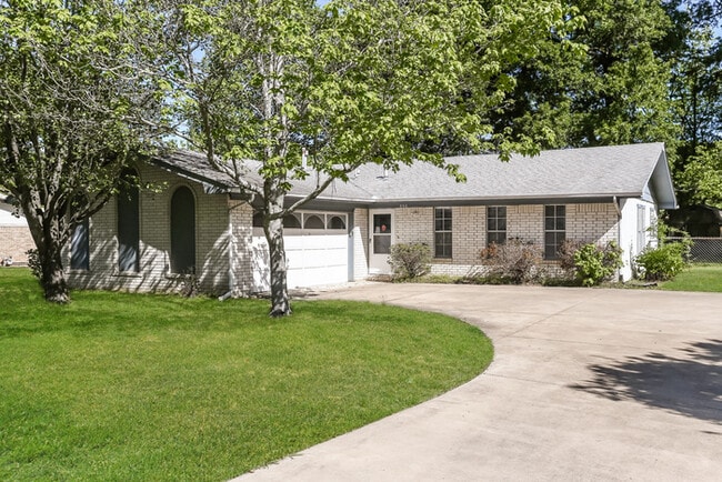 Primary Photo - 896 Hacienda Dr