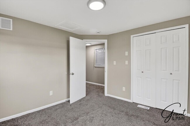 Building Photo - $1500 3 bedrooms
