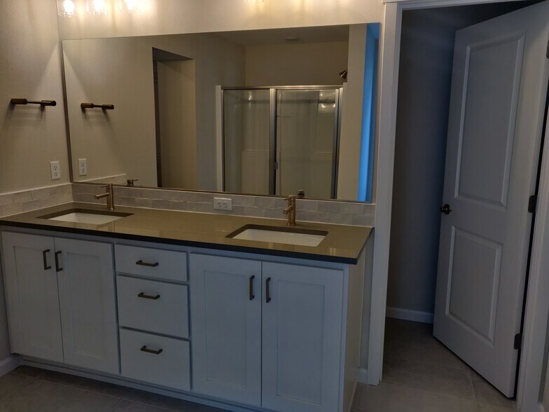 Master bathroom - 3893 SE 81st Ave