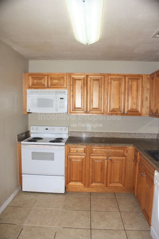 Building Photo - 4177 Versailles Dr