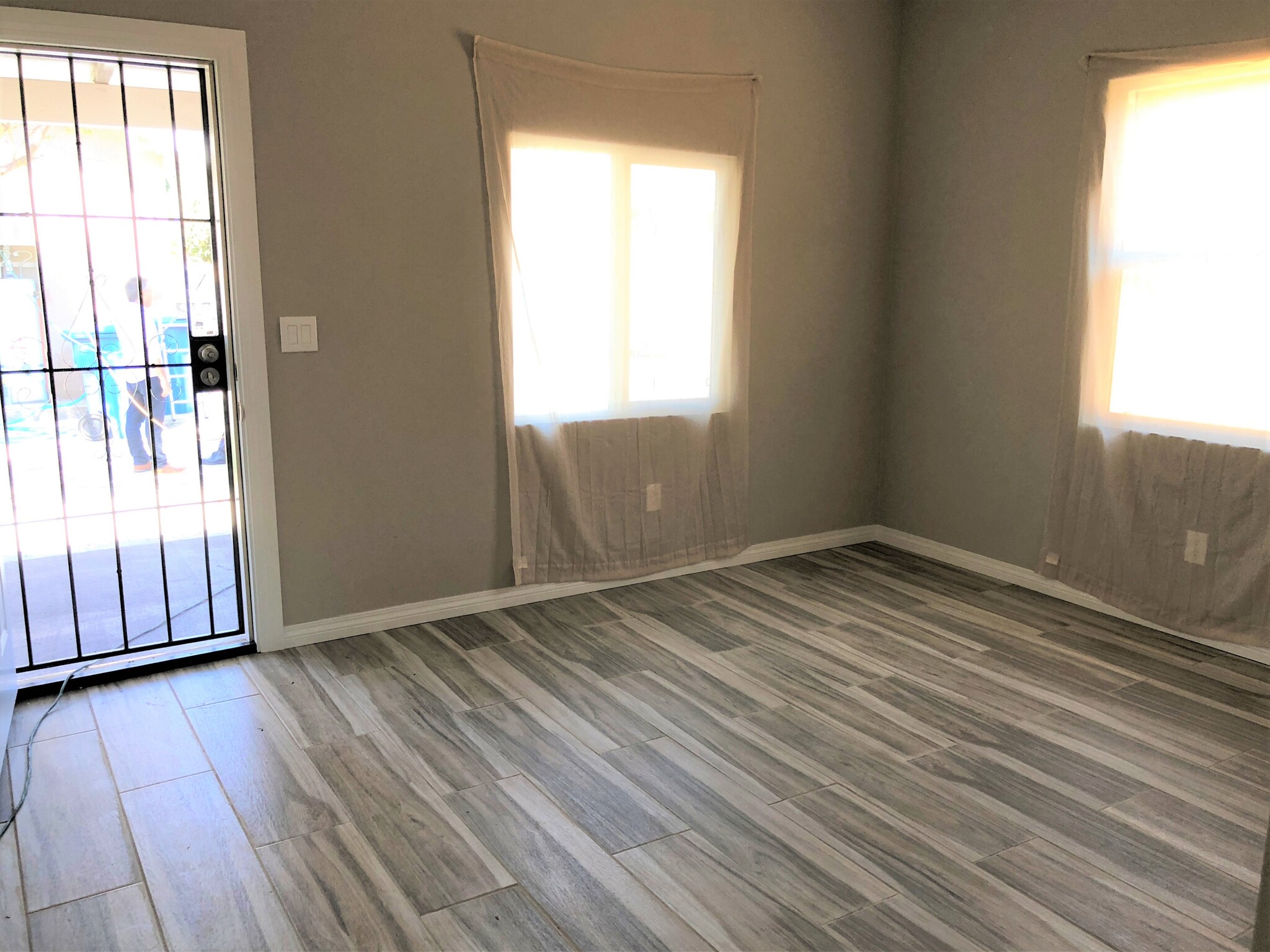 Building Photo - 712 W 54th St