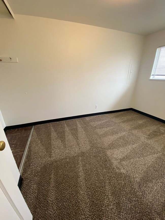 Building Photo - 1208-1210 Vandenberg Ave