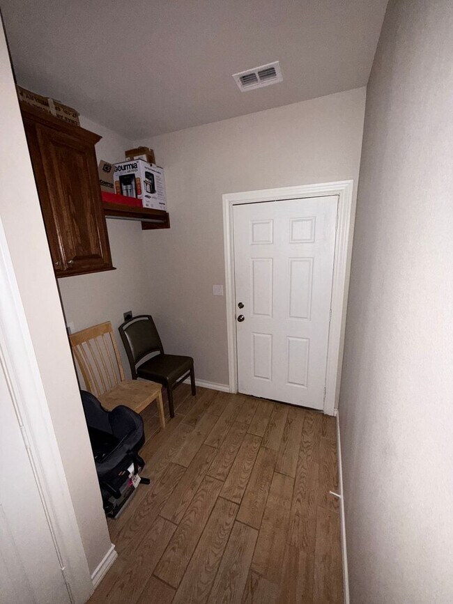 Building Photo - 2 bedroom 2 bath in Prime location!