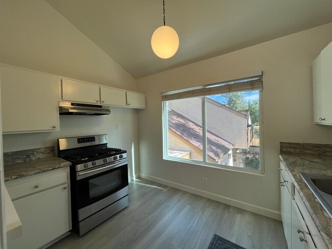 Building Photo - LOCATION! Move-in ready 2+2 w/parking, pool + balcony!