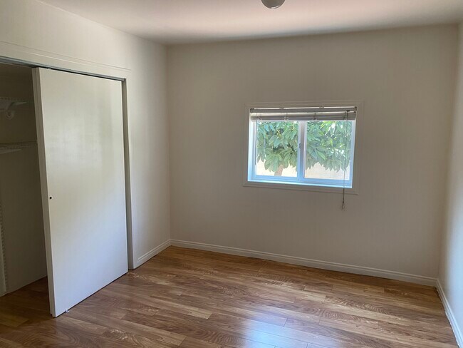 Room 2 - 516 El Monte St