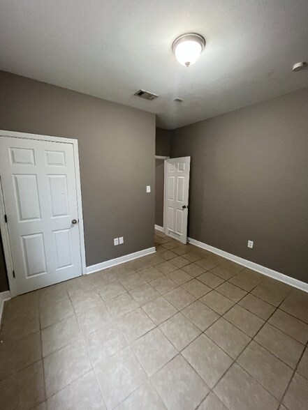 Building Photo - 1916 Eagle St