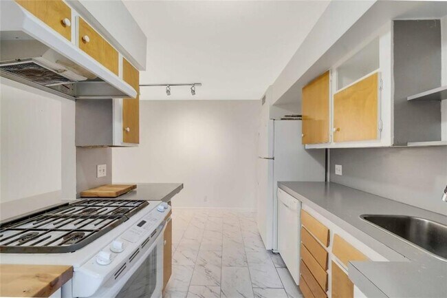Building Photo - 2806 Skyway Cir