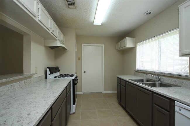 Building Photo - 13523 Harpers Bridge Dr