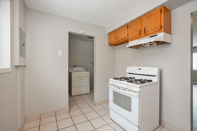 Building Photo - 2 BED 1.5 BATH UNIT IN THE BANBURY CONDOMINIUMS!