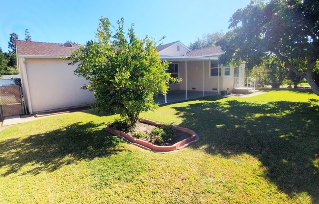 Building Photo - 3 Bedroom / 1 Bathroom house with a 2 Car ...