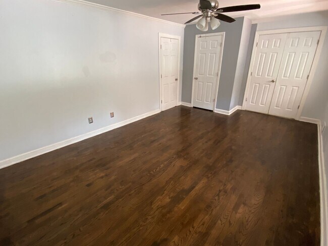 Building Photo - Amazing in town ranch awaits you!