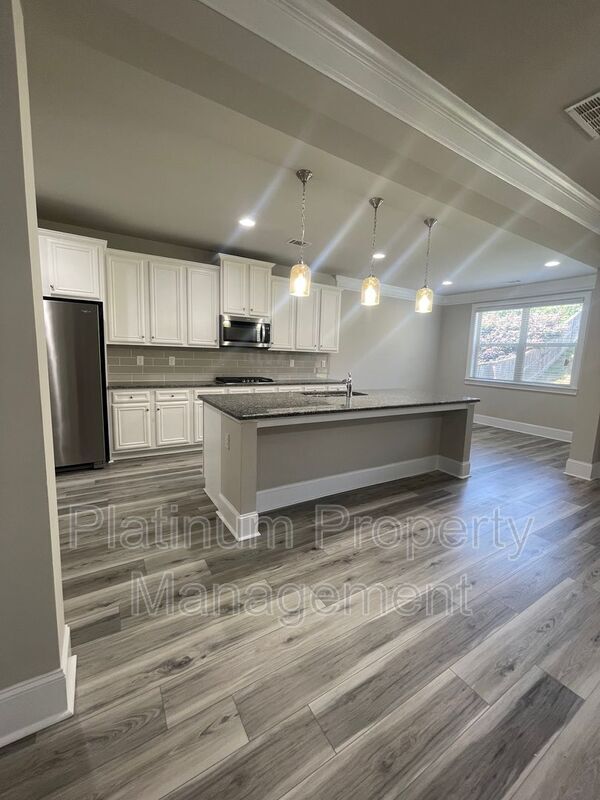Building Photo - 5180 Mirror Lake Dr