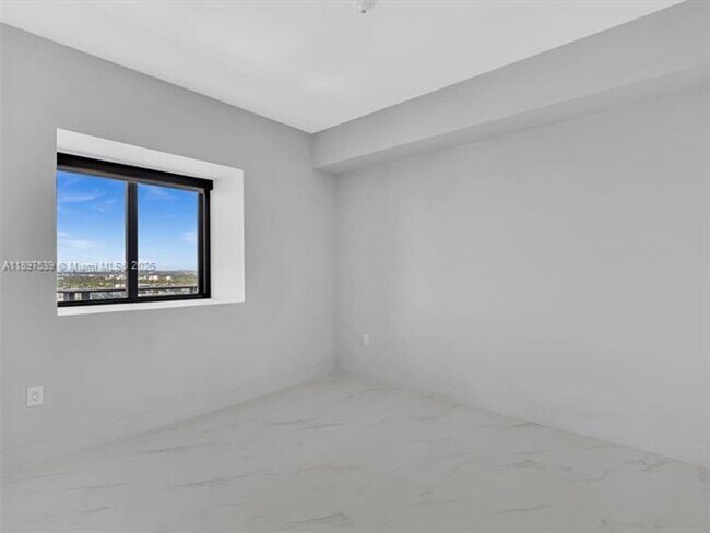 Building Photo - 700 NE 24th St