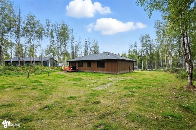 Building Photo - New & Upgraded 4BD Home!