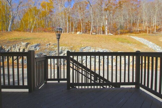 Building Photo - 204 River View Ln